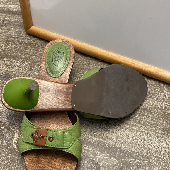 Lite green slip on sandals super cute with a pair of jeans shirt or skirt - Picture 4 of 6